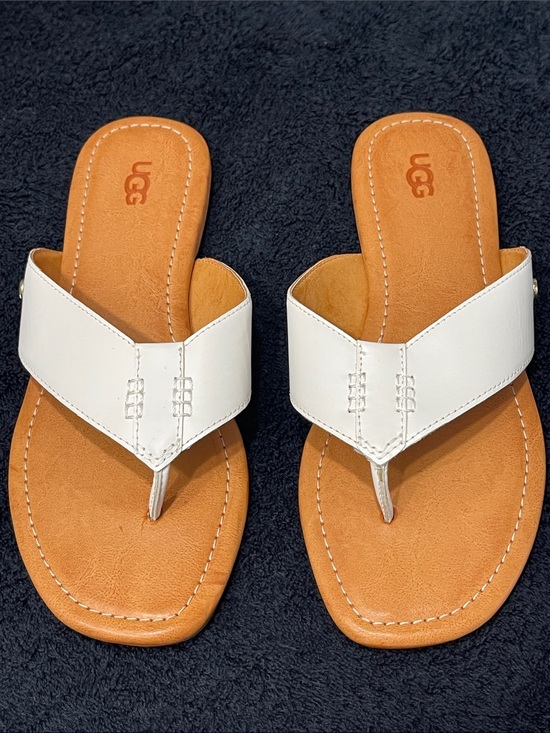 UGG Shoes - UGG Carey Flip Sandal Jasmine  White Leather Thong with Tan Footbed Size 8.5